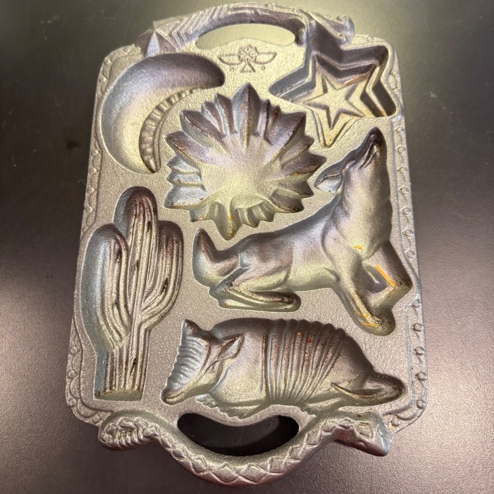 John Wright Cornbread Pan Southwest 10.75in Gray Coyote Armadillo Cactus 1988
